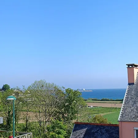 Holiday home Maison Plages & Centre A Pieds - Proche Gr34 Saint-Pol-de-Leon